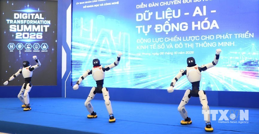 Màn trình diễn võ thuật và nhảy múa của bộ ba robot hình người AGIBOT X2 Lite. (Ảnh: Mạnh Minh/TTXVN)